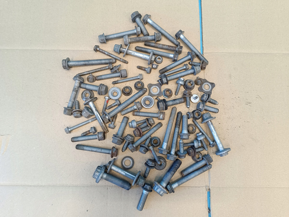 VW Passat B8 VARIANT 2.0 TDI 110KW 2022 R SUSPENSION SCREWS 5.20kg