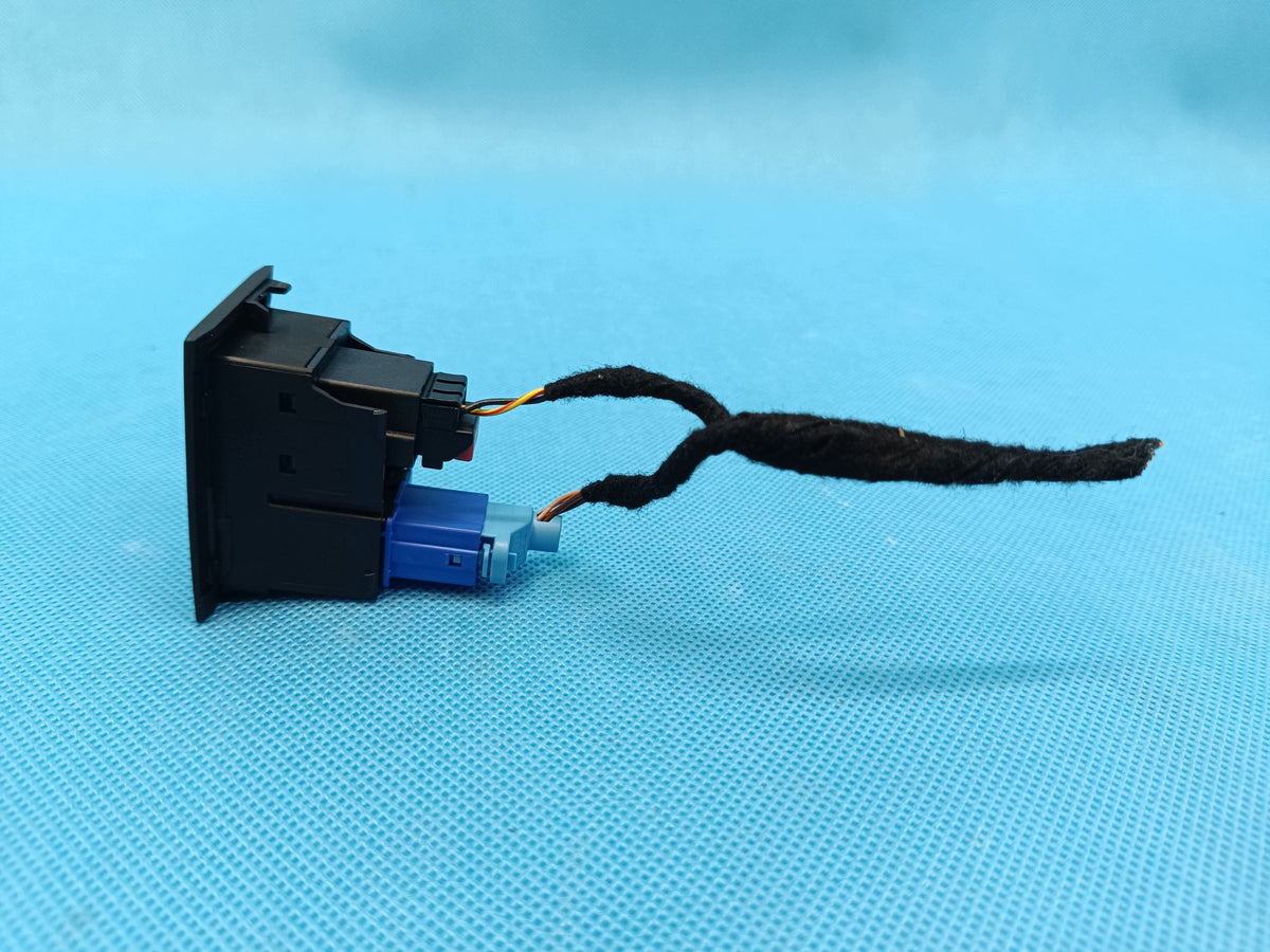 VW TIGUAN 2 II LIFT 2.0 TFSI 2024 R EMERGENCY LIGHT BUTTON 5NA919225B