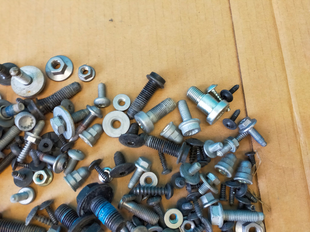 VW TIGUAN ALLSPACE 2022 R 1.5 TSI 110KW INTERIOR SCREWS 2,35KG