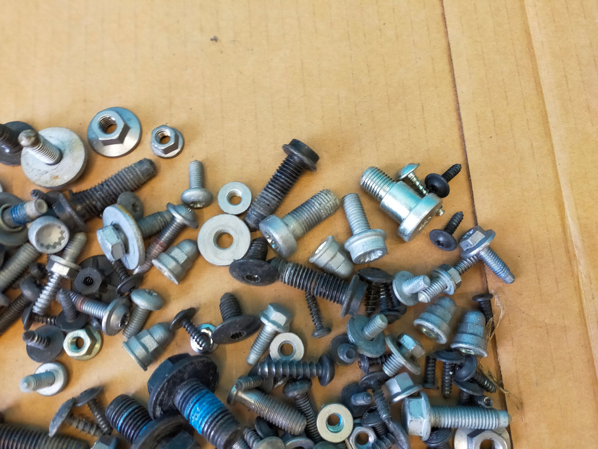 VW TIGUAN ALLSPACE 2022 R 1.5 TSI 110KW INTERIOR SCREWS 2,35KG