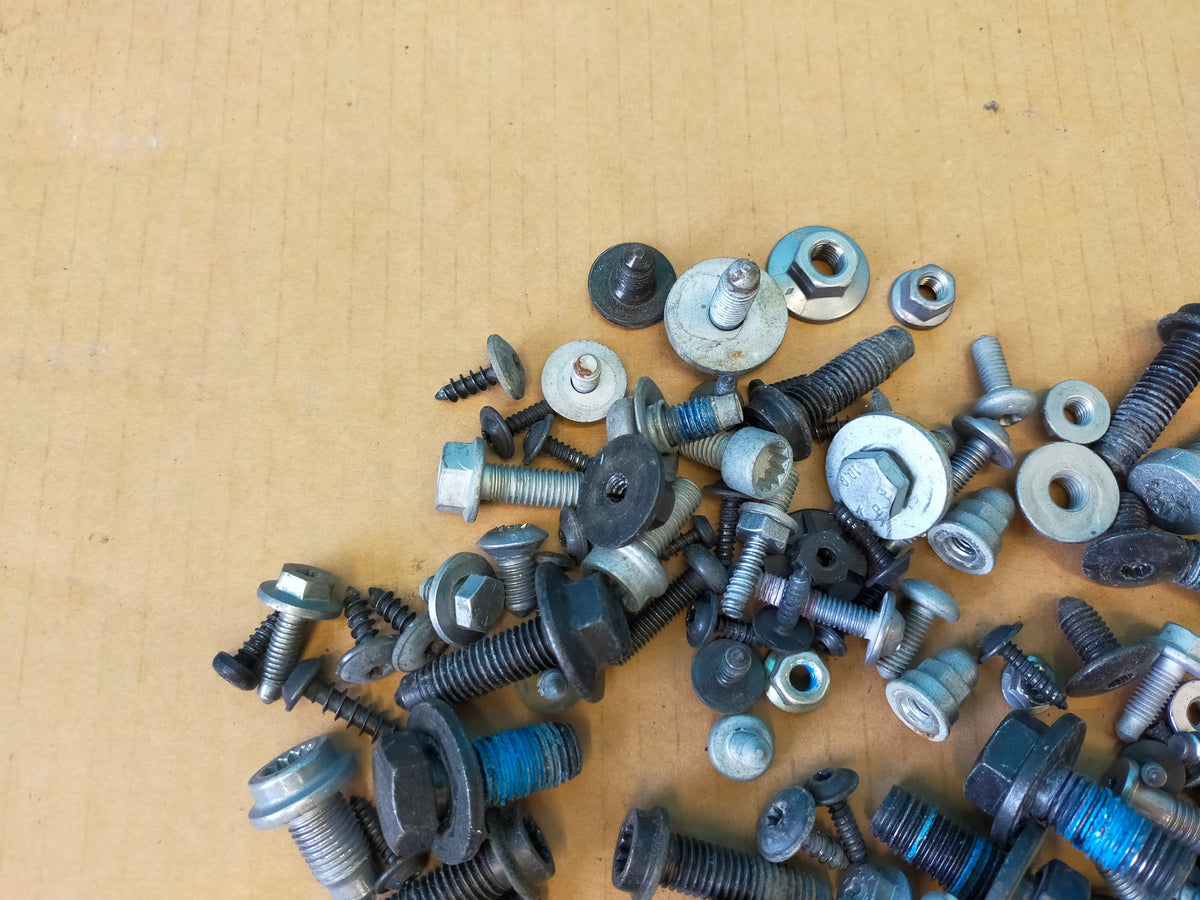 VW TIGUAN ALLSPACE 2022 R 1.5 TSI 110KW INTERIOR SCREWS 2,35KG