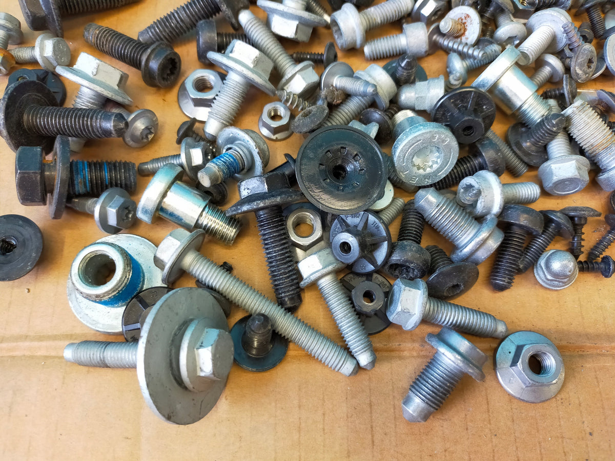 VW TIGUAN ALLSPACE 2022 R 1.5 TSI 110KW INTERIOR SCREWS 2,35KG
