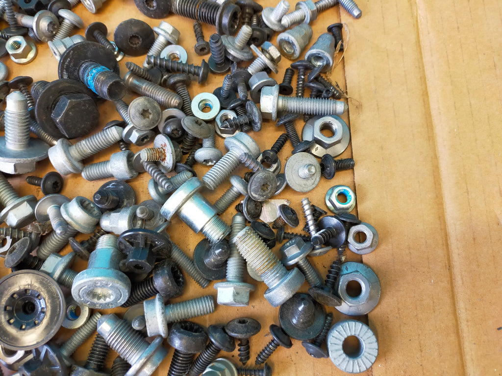 VW TIGUAN ALLSPACE 2022 R 1.5 TSI 110KW INTERIOR SCREWS 2,35KG