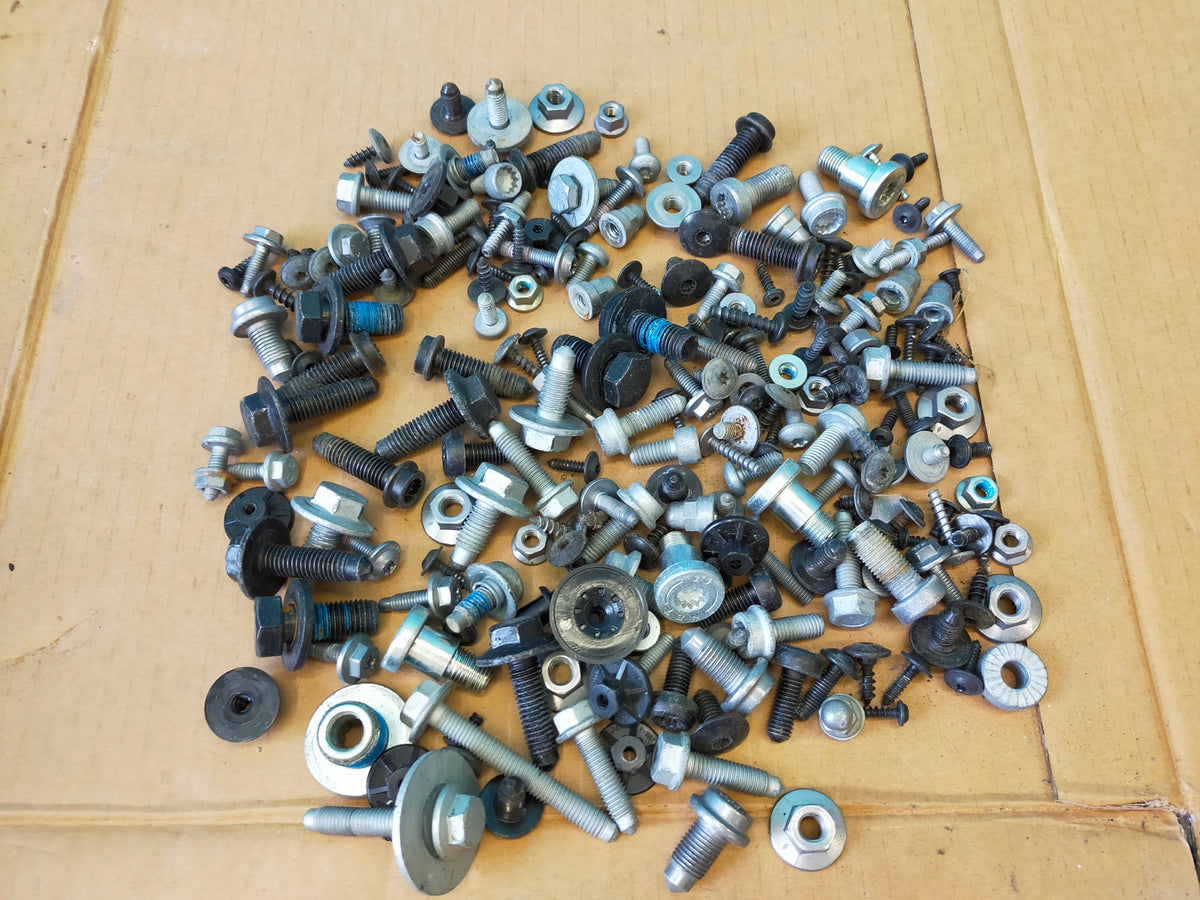 VW TIGUAN ALLSPACE 2022 R 1.5 TSI 110KW INTERIOR SCREWS 2,35KG