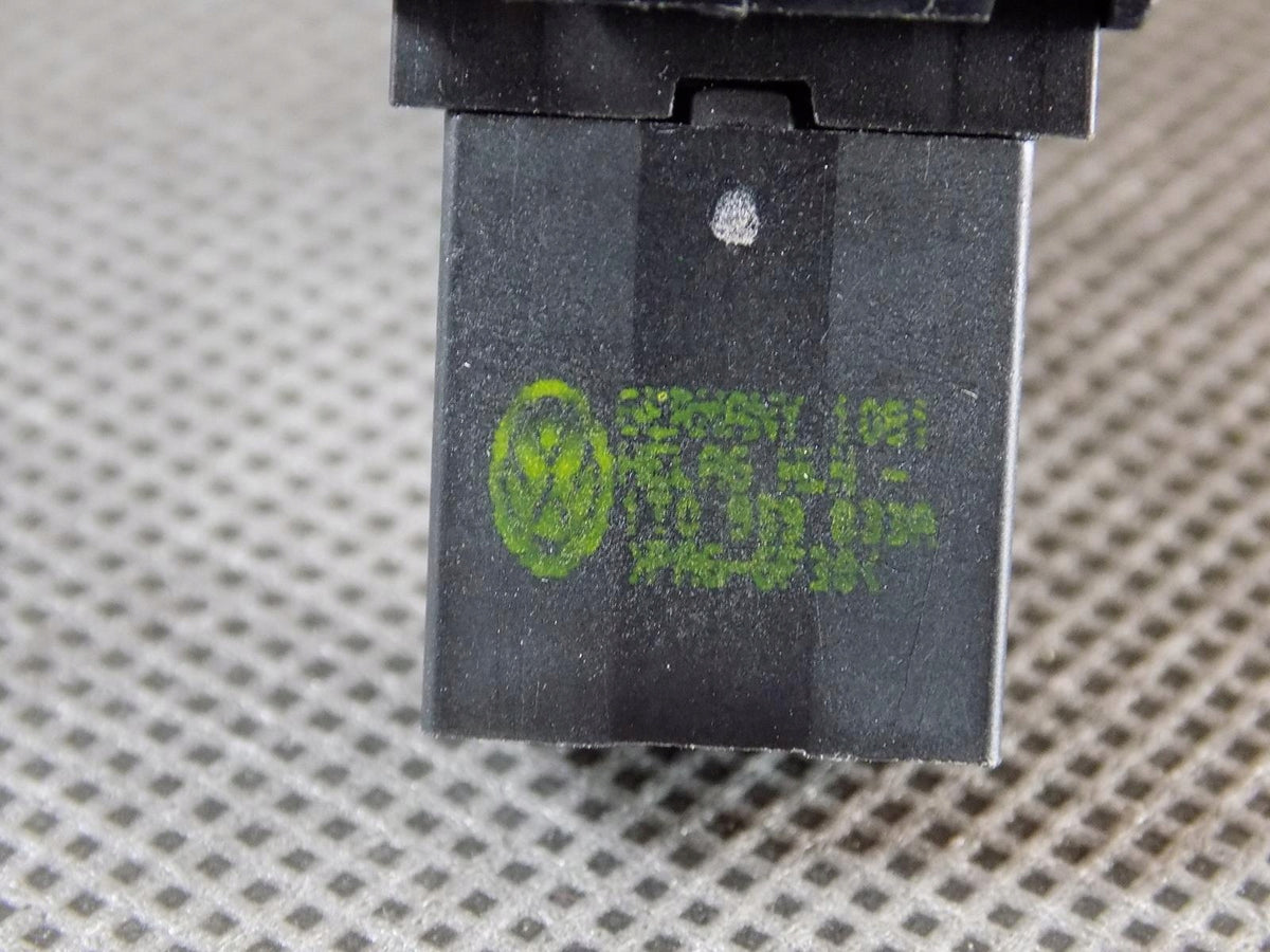 VW TOURAN II BUTTON TO OPEN THE FUEL FLAP
