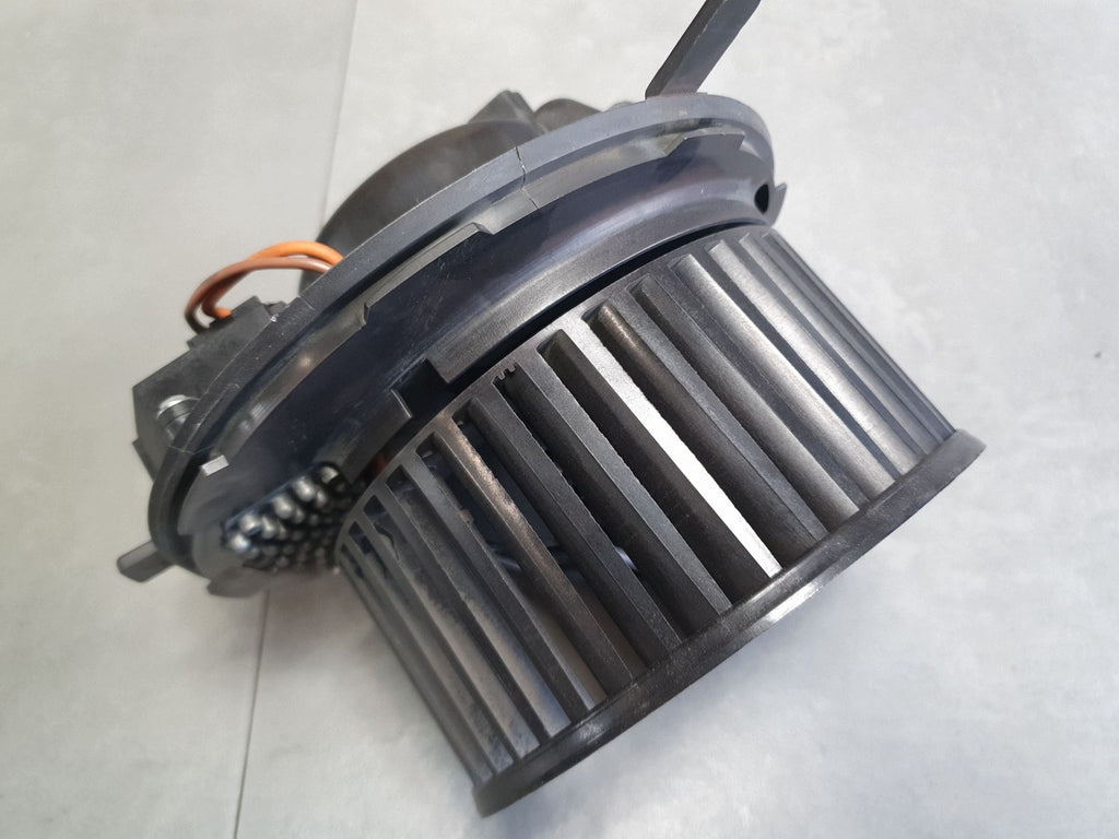 Volkswagen PASSAT CC Air supply blower 3C1820015T
