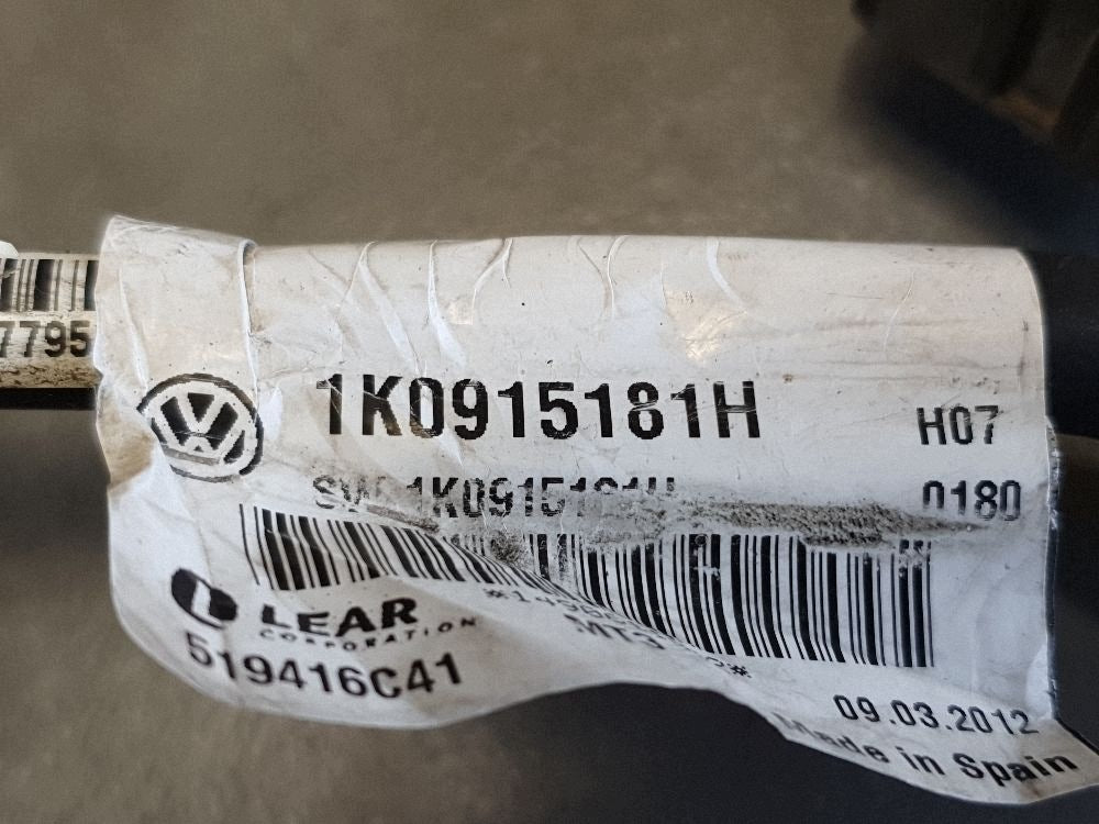 Volkswagen PASSAT CC Clamp minus 1K0915181H