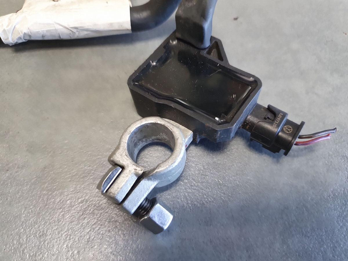 Volkswagen PASSAT CC Clamp minus 1K0915181H