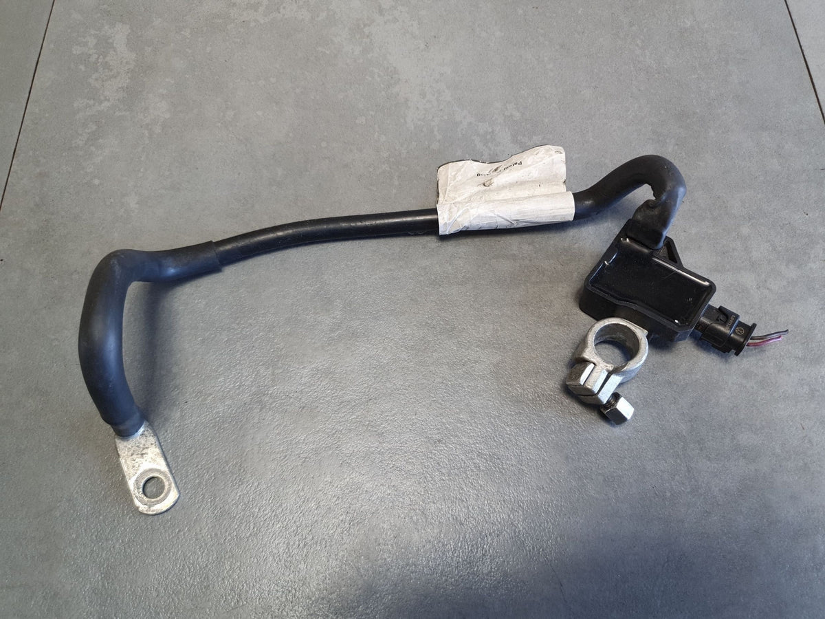 Volkswagen PASSAT CC Clamp minus 1K0915181H