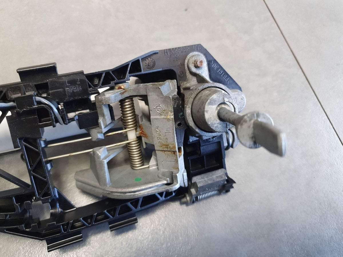 Volkswagen PASSAT CC Exterior door handle left front lb9a 3C0837885H
