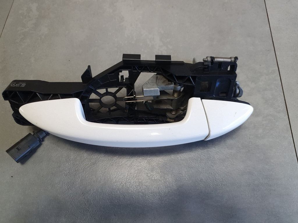 Volkswagen PASSAT CC Exterior door handle left front lb9a 3C0837885H