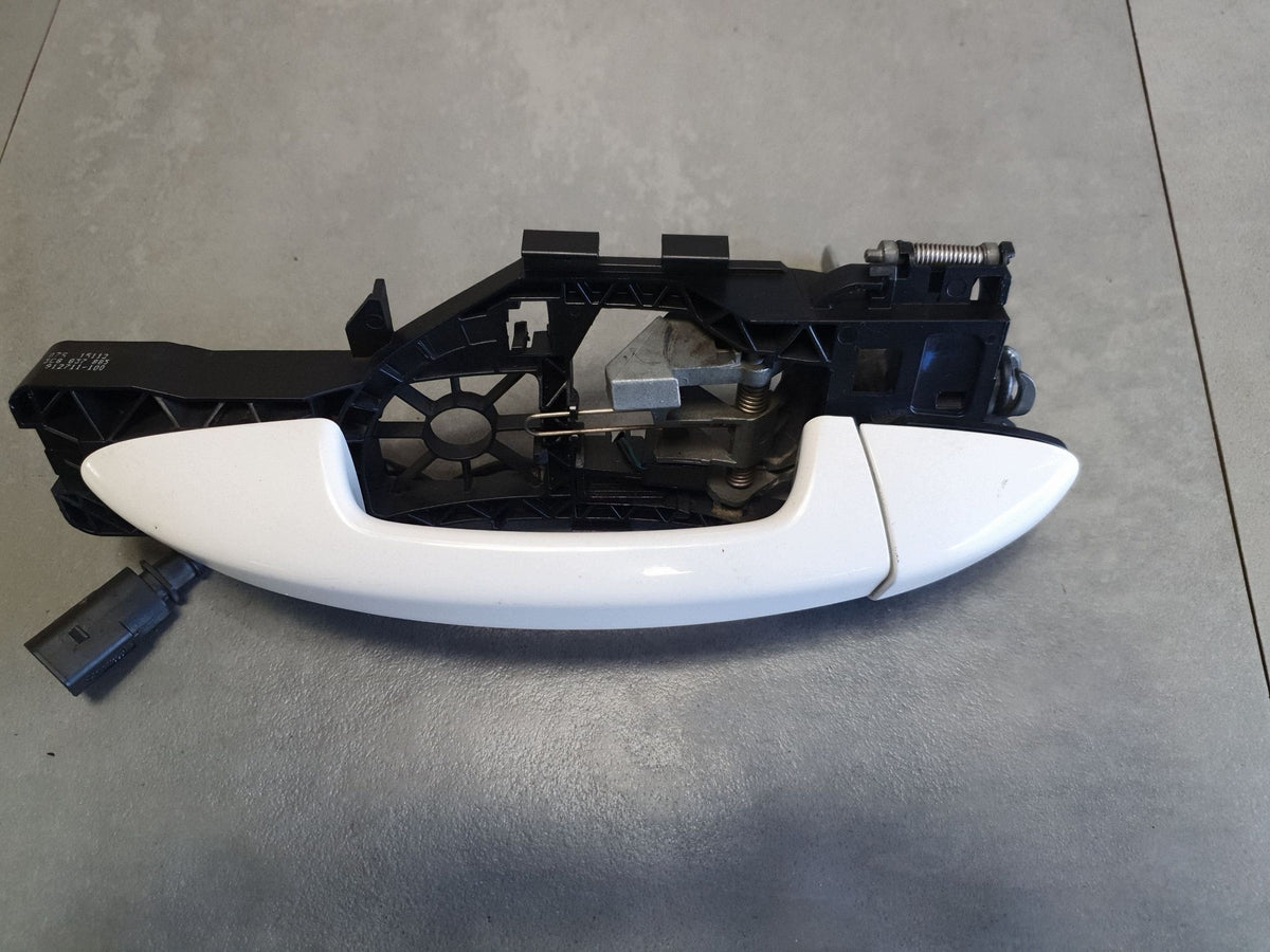 Volkswagen PASSAT CC Exterior door handle left front lb9a 3C0837885H